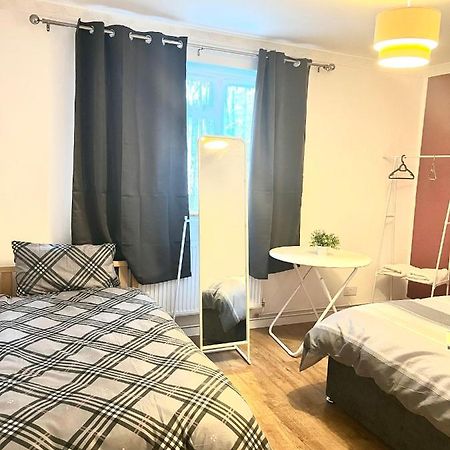 Large Room With Two Bed In Central Лондон Екстериор снимка