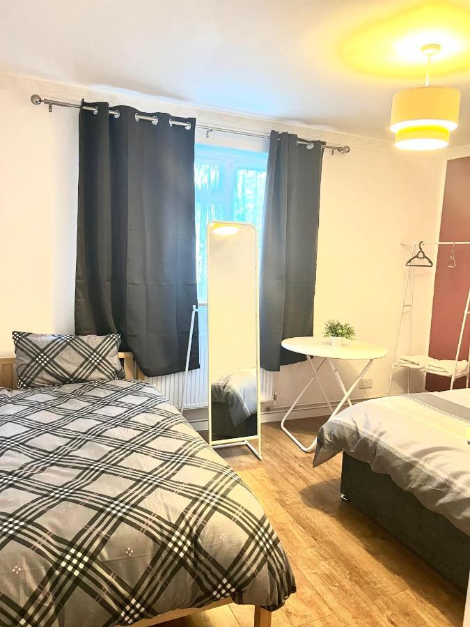 Large Room With Two Bed In Central Лондон Екстериор снимка