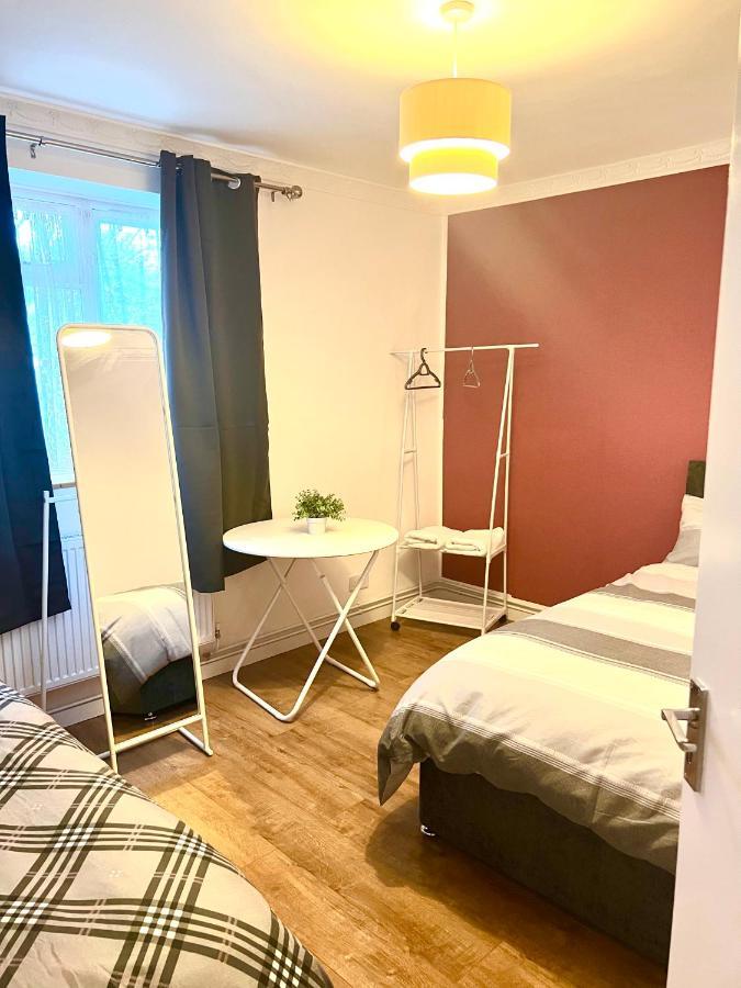 Large Room With Two Bed In Central Лондон Екстериор снимка
